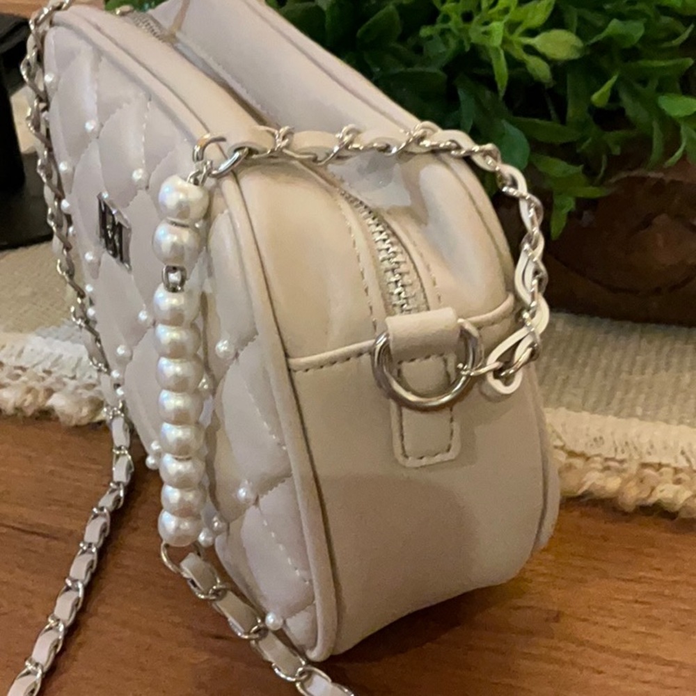 BADGLEY MISCHKA OFF WHITE CROSSBODY EITH PEARL ACCENTS - Picture 3 of 8